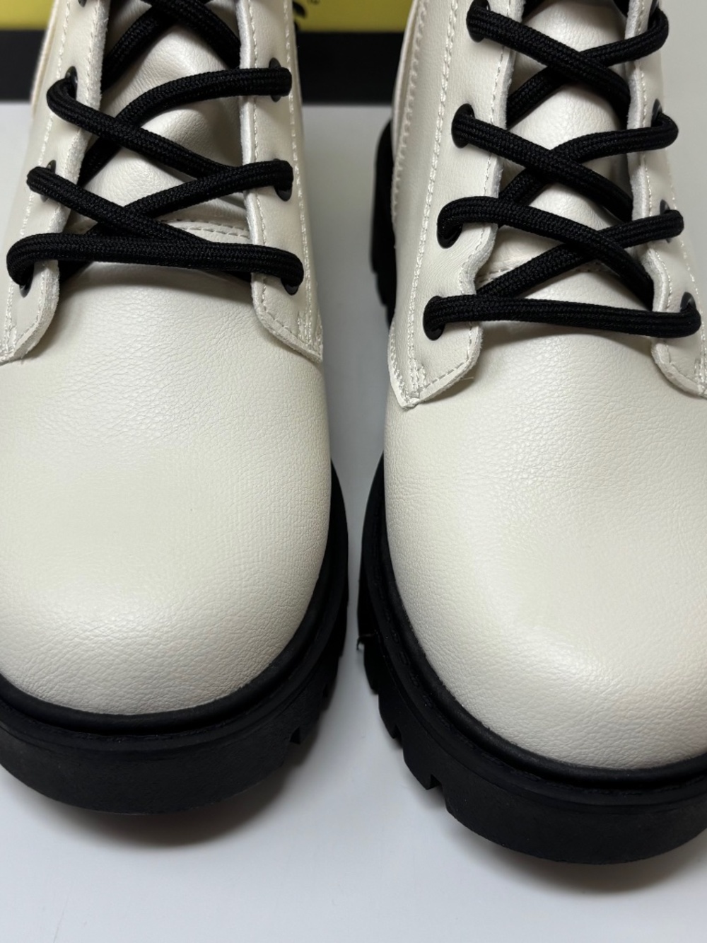 Art Class Girls Size 2 Khari Zip Up Boots Cream Faux Leather Black Lug Soles NEW - Picture 3 of 7